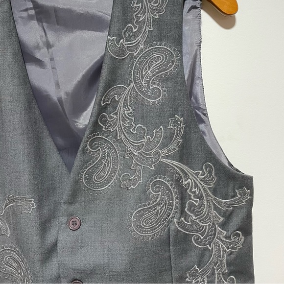 Mens vest, grey with design, 4 button, 2 front pockets, size large, - Picture 2 of 7
